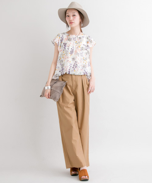 URBAN RESEARCH(アーバンリサーチ)の「UR ワイドタックチノパンツ(チノパンツ・レディース・ベージュ/ネイビー・38/36)」の4枚目の写真