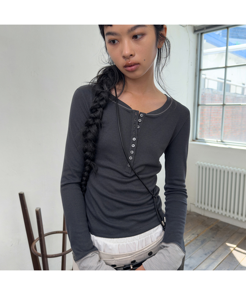 PORTERNA(ポルテナ)の「MIX POINT LONG SLEEVE BUTTON T-SHIRT-CHARCOAL(Tシャツ/カットソー・レディース・その他・X-SMALL/MEDIUM/SMALL)」の1枚目の写真