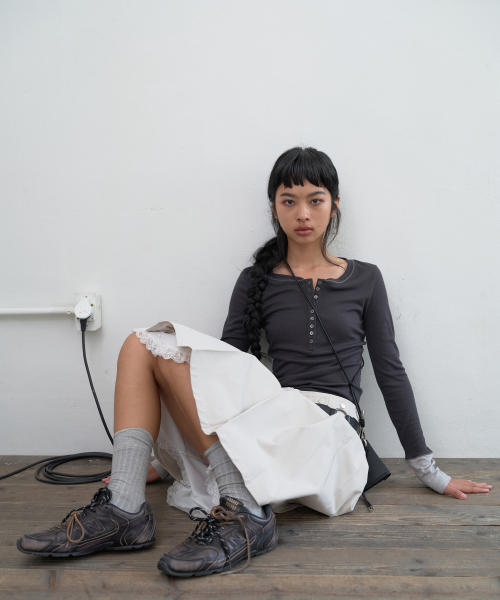 PORTERNA(ポルテナ)の「MIX POINT LONG SLEEVE BUTTON T-SHIRT-CHARCOAL(Tシャツ/カットソー・レディース・その他・X-SMALL/MEDIUM/SMALL)」の22枚目の写真
