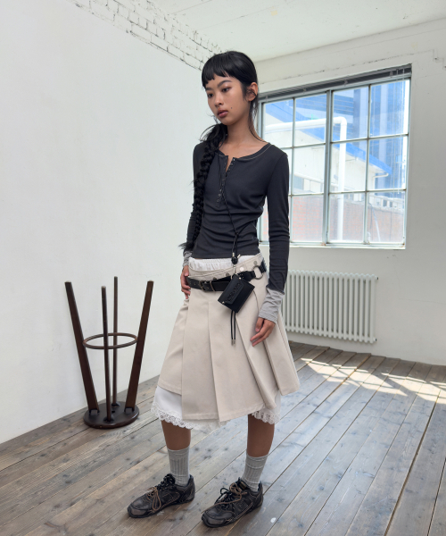 PORTERNA(ポルテナ)の「MIX POINT LONG SLEEVE BUTTON T-SHIRT-CHARCOAL(Tシャツ/カットソー・レディース・その他・X-SMALL/MEDIUM/SMALL)」の2枚目の写真