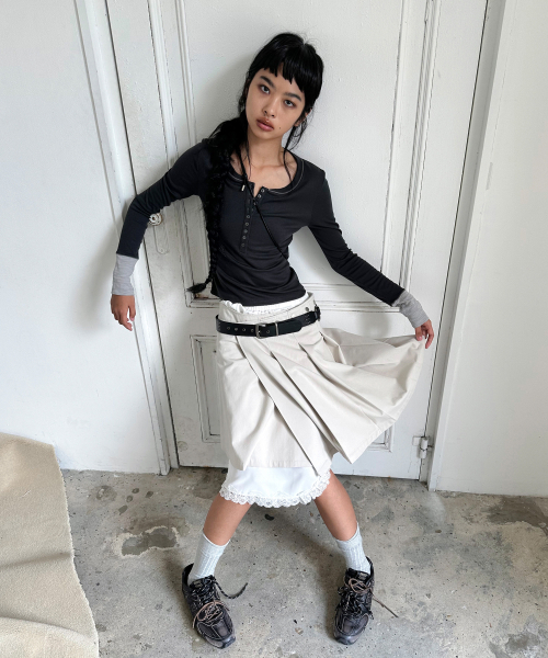 PORTERNA(ポルテナ)の「MIX POINT LONG SLEEVE BUTTON T-SHIRT-CHARCOAL(Tシャツ/カットソー・レディース・その他・X-SMALL/MEDIUM/SMALL)」の6枚目の写真