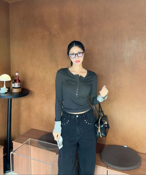 PORTERNA(ポルテナ)の「MIX POINT LONG SLEEVE BUTTON T-SHIRT-CHARCOAL(Tシャツ/カットソー・レディース・その他・X-SMALL/MEDIUM/SMALL)」の15枚目の写真