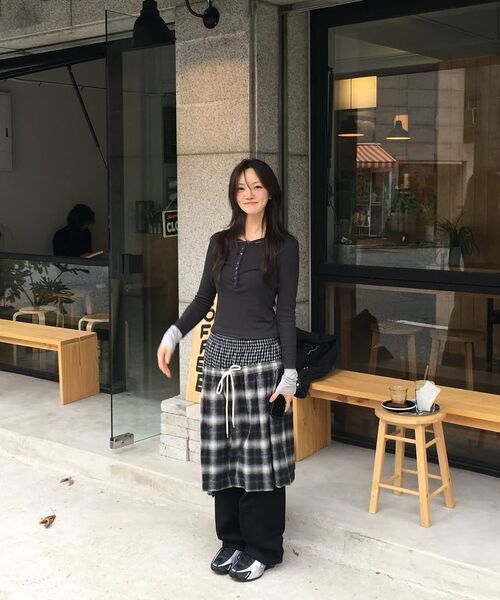 PORTERNA(ポルテナ)の「MIX POINT LONG SLEEVE BUTTON T-SHIRT-CHARCOAL(Tシャツ/カットソー・レディース・その他・X-SMALL/MEDIUM/SMALL)」の16枚目の写真