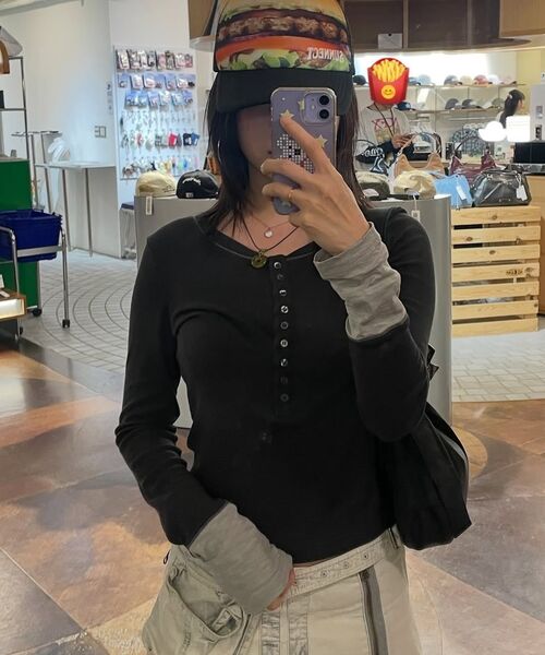 PORTERNA(ポルテナ)の「MIX POINT LONG SLEEVE BUTTON T-SHIRT-CHARCOAL(Tシャツ/カットソー・レディース・その他・X-SMALL/MEDIUM/SMALL)」の17枚目の写真