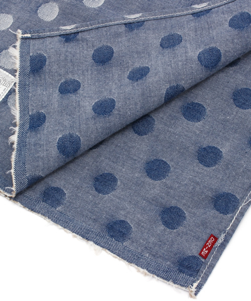 Denime（ドゥニーム）の「DOT CHAMBRAY STOLE（ストール/ショール・メンズ・インディゴブルー・FREE）」の6枚目の写真
