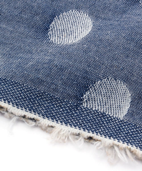 Denime（ドゥニーム）の「DOT CHAMBRAY STOLE（ストール/ショール・メンズ・インディゴブルー・FREE）」の2枚目の写真