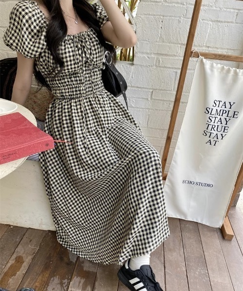 SHEPP(シープ)の「【お気に入り数1500人突破!】ギンガムチェック パフスリーブ シャーリング フレアロングワンピース(ワンピース・レディース・ブラック・M/S)」の5枚目の写真