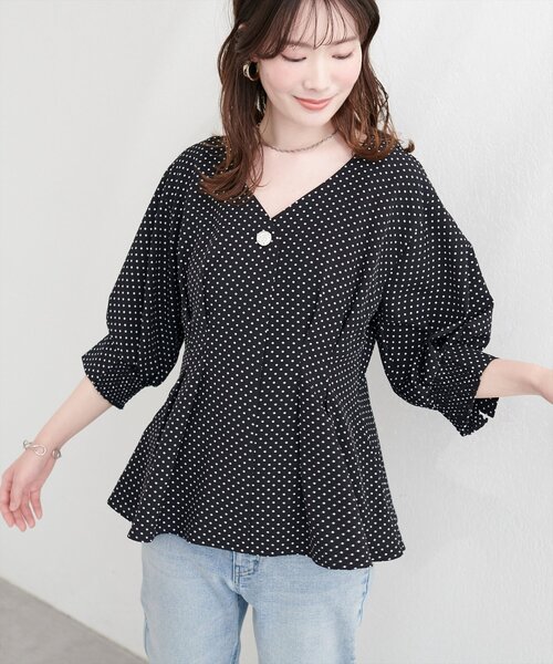 natural couture(ナチュラルクチュール)の「〈osono〉タックデザインぺプラム5分袖ブラウス(シャツ/ブラウス・レディース・オフホワイト/その他2/その他1/ドット/チェック/ストライプ/ネイビー・FREE)」の4枚目の写真