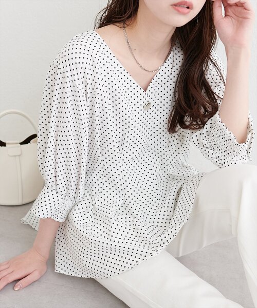 natural couture(ナチュラルクチュール)の「〈osono〉タックデザインぺプラム5分袖ブラウス(シャツ/ブラウス・レディース・オフホワイト/その他2/その他1/ドット/チェック/ストライプ/ネイビー・FREE)」の6枚目の写真
