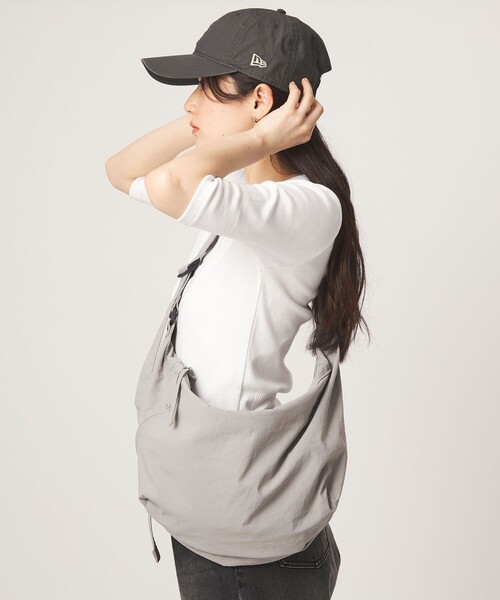 green label relaxing(グリーンレーベルリラクシング)の「【WEB限定】2WAY ラウンドショルダーバッグ / ユニセックス はっ水(ショルダーバッグ・レディース・ブラック/オフホワイト/ブラウン/オリーブ/ライトグレー・FREE)」の4枚目の写真