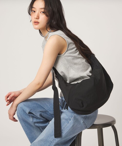 green label relaxing(グリーンレーベルリラクシング)の「【WEB限定】2WAY ラウンドショルダーバッグ / ユニセックス はっ水(ショルダーバッグ・レディース・ブラック/オフホワイト/ブラウン/オリーブ/ライトグレー・FREE)」の3枚目の写真