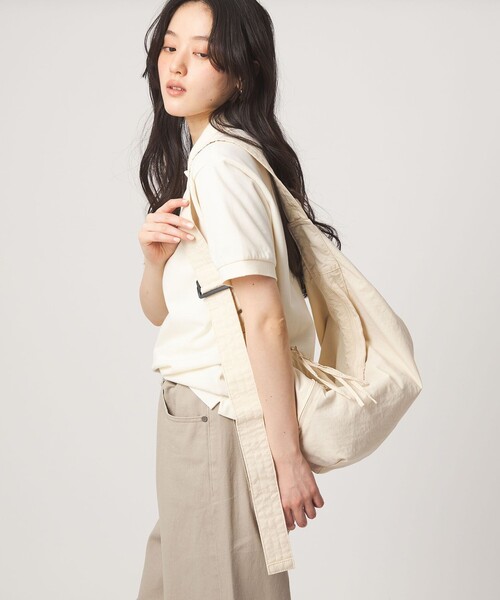 green label relaxing(グリーンレーベルリラクシング)の「【WEB限定】2WAY ラウンドショルダーバッグ / ユニセックス はっ水(ショルダーバッグ・レディース・ブラック/オフホワイト/ブラウン/オリーブ/ライトグレー・FREE)」の6枚目の写真