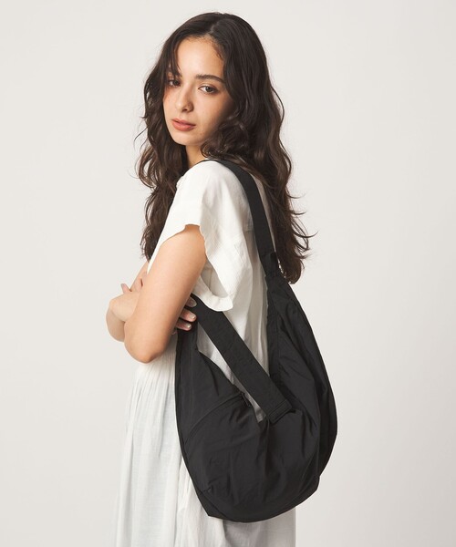 green label relaxing(グリーンレーベルリラクシング)の「【WEB限定】2WAY ラウンドショルダーバッグ / ユニセックス はっ水(ショルダーバッグ・レディース・ブラック/オフホワイト/ブラウン/オリーブ/ライトグレー・FREE)」の19枚目の写真