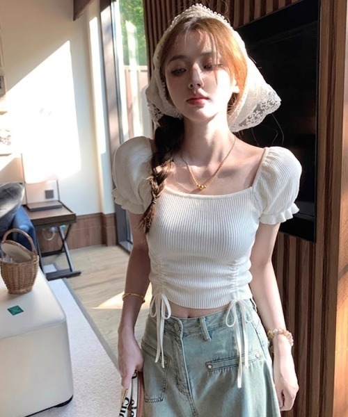 SHEPP(シープ)の「サイドドロスト シャーリング パフスリーブ 半袖ブラウス トップス(Tシャツ/カットソー・レディース・ホワイト・S/M)」の7枚目の写真