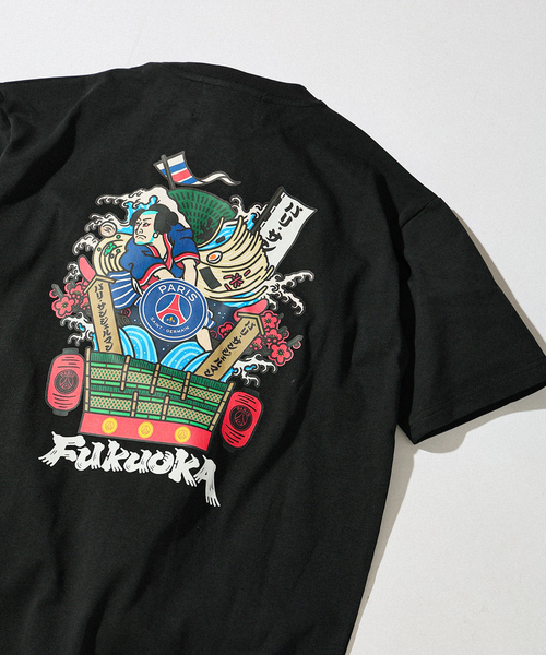 PARIS SAINT-GERMAIN(パリサンジェルマン)の「【 PSG x BEY】 FUKUOKA COLLAGETEE(Tシャツ/カットソー・メンズ・ホワイト/ブラック・MEDIUM/X-LARGE/LARGE)」の1枚目の写真