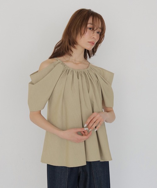 CLEIO(クレイオ)の「【CLEIO】オフショルダードレープギャザーブラウス OFF-SHOULDER DRAPE GATHER BLOUSE(シャツ/ブラウス・レディース・ネイビー/カーキ/ベージュ・FREE)」の2枚目の写真