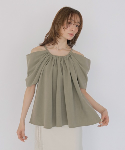 CLEIO(クレイオ)の「【CLEIO】オフショルダードレープギャザーブラウス OFF-SHOULDER DRAPE GATHER BLOUSE(シャツ/ブラウス・レディース・ネイビー/カーキ/ベージュ・FREE)」の3枚目の写真