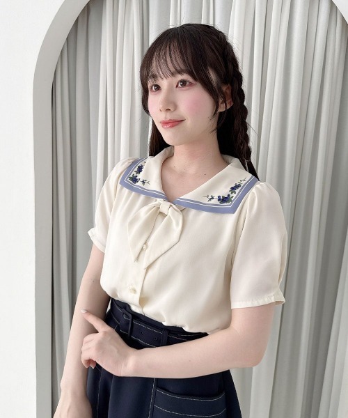 F i.n.t(フィント)の「ベリー柄スカーフ衿タイ付きブラウス/fint フィント(シャツ/ブラウス・レディース・ホワイト×ピンク/ホワイト×ブルー・FREE)」の1枚目の写真