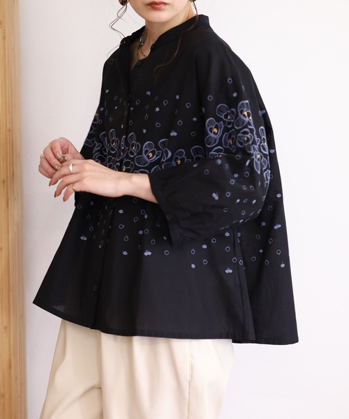Emago(イマゴ)の「EMAGO 花ドット刺繍シャツ 7分袖(シャツ/ブラウス・レディース・グレー/ブラック・FREE)」の4枚目の写真
