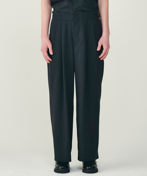 CONZ(コンズ)の「TWO TUCK MILITARY TROUSERS(スラックス・メンズ・ブラウン/グレー・1/2)」の2枚目の写真