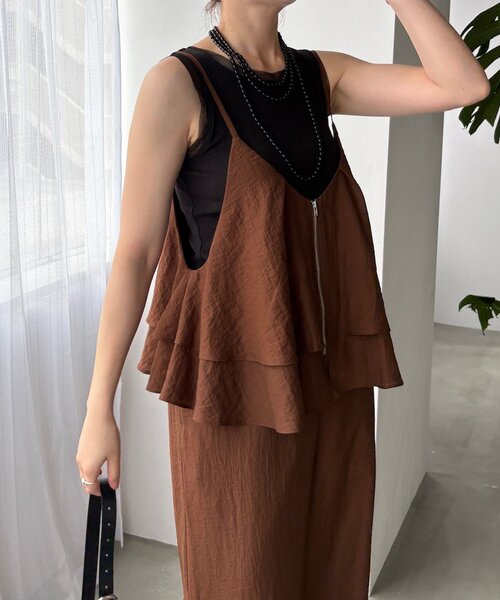 DouDou(ドゥドゥ)の「【1枚で華奢見え華やか!】フリルキャミサロペット(つなぎ/オールインワン・レディース・グレイッシュベージュ/ブラック/ブラウン・FREE)」の19枚目の写真