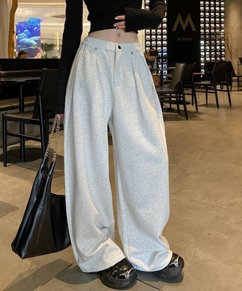 boemy(ボエミー)の「タックデザイン ワイド スウェットパンツ(スウェットパンツ・レディース・ブラック/ライトグレー・L)」の1枚目の写真