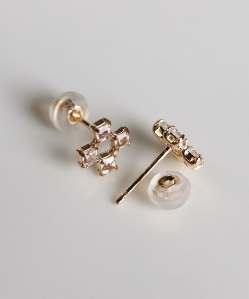 cui-cui(キュイキュイ)の「カラーストーン ジオメトリック ピアス | K10YG(ピアス(両耳用)・レディース・ブラック/ホワイト・FREE)」の4枚目の写真