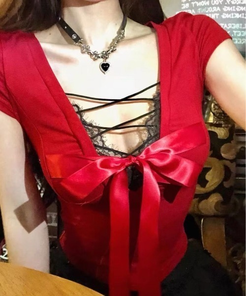 ViViDAY(ビビデー)の「フロントリボン レース&ストラップin レイヤード風tシャツ(Tシャツ/カットソー・レディース・レッド/グリーン系その他・M)」の2枚目の写真
