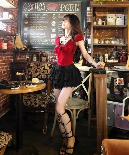 ViViDAY(ビビデー)の「フロントリボン レース&ストラップin レイヤード風tシャツ(Tシャツ/カットソー・レディース・レッド/グリーン系その他・M)」の4枚目の写真