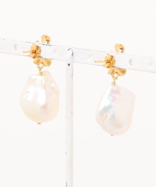 A.en（エイエン ）の「【CHAN LUU】GOLD HIBISCUS PEARL EARRINGS（ピアス（両耳用）・レディース・ゴールド系その他・ONE SIZE）」の3枚目の写真