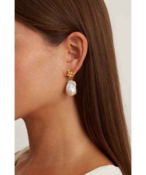 A.en（エイエン ）の「【CHAN LUU】GOLD HIBISCUS PEARL EARRINGS（ピアス（両耳用）・レディース・ゴールド系その他・ONE SIZE）」の2枚目の写真