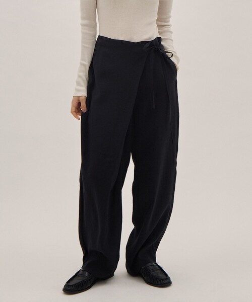YLEVE（イレーヴ）の「[YLEVE/イレーヴ]RAYON-POLYESTER BROAD TROUSERS/レーヨンポリエステル ブロードパンツ/スラックス（その他パンツ・レディース・ブラック/ブラウン・0/1）」の2枚目の写真