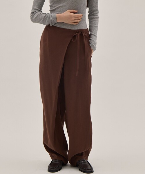 YLEVE（イレーヴ）の「[YLEVE/イレーヴ]RAYON-POLYESTER BROAD TROUSERS/レーヨンポリエステル ブロードパンツ/スラックス（その他パンツ・レディース・ブラック/ブラウン・0/1）」の9枚目の写真