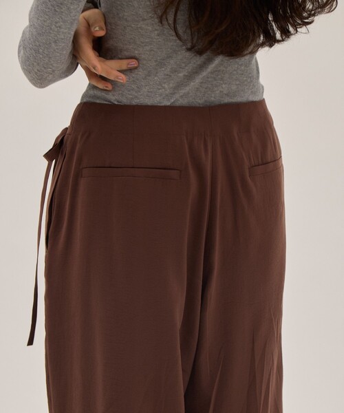 YLEVE（イレーヴ）の「[YLEVE/イレーヴ]RAYON-POLYESTER BROAD TROUSERS/レーヨンポリエステル ブロードパンツ/スラックス（その他パンツ・レディース・ブラック/ブラウン・0/1）」の16枚目の写真