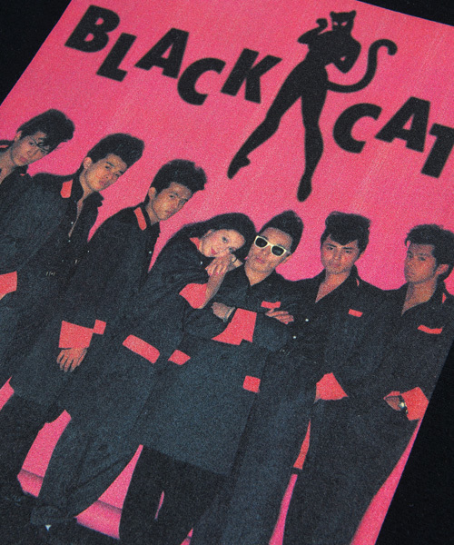 MEDICOM TOY（メディコムトイ）の「Amplifier “BLACK CATS” TEE design C（Tシャツ/カットソー・メンズ・ブラック/ホワイト・X-LARGE/MEDIUM/LARGE/SMALL）」の6枚目の写真