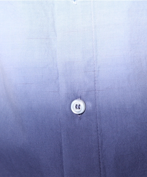 WHO'S WHO gallery（フーズフーギャラリー）の「グラデーションシャツ（シャツ/ブラウス・メンズ・ホワイト/サックスブルー・MEDIUM/LARGE）」の8枚目の写真