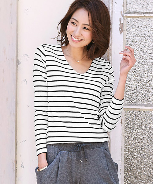 Pierrot（ピエロ）の「前身頃2枚仕立てで透けにくい ネックデザインが選べる テレコリブカットソー（Tシャツ/カットソー・レディース・グレー系その他3/ホワイト系その他5/パープル系その他3/オフホワイト/ブラック系その他/パープル系その他2/杢グレー/ライトグレー/グリーン系その他2/ブラウン系その他2/グリーン系その他3/ブルー系その他/ブラック系その他2/オレンジ系その他2/オレンジ系その他/グリーン系その他/ブラック系その他5/オレンジ系その他3/ブラック系その他4/パープル系その他/ブラック/ブラック系その他3/ネイビー/ホワイト系その他2/ブラウン系その他3/グレー系その他2/ホワイト系その他4/ブラウン系その他/ホワイト系その他/ブルー系その他2/ホワイト系その他3/グレー系その他4/グレー系その他・L/M）」の11枚目の写真