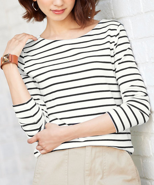 Pierrot（ピエロ）の「前身頃2枚仕立てで透けにくい ネックデザインが選べる テレコリブカットソー（Tシャツ/カットソー・レディース・グレー系その他3/ホワイト系その他5/パープル系その他3/オフホワイト/ブラック系その他/パープル系その他2/杢グレー/ライトグレー/グリーン系その他2/ブラウン系その他2/グリーン系その他3/ブルー系その他/ブラック系その他2/オレンジ系その他2/オレンジ系その他/グリーン系その他/ブラック系その他5/オレンジ系その他3/ブラック系その他4/パープル系その他/ブラック/ブラック系その他3/ネイビー/ホワイト系その他2/ブラウン系その他3/グレー系その他2/ホワイト系その他4/ブラウン系その他/ホワイト系その他/ブルー系その他2/ホワイト系その他3/グレー系その他4/グレー系その他・L/M）」の13枚目の写真