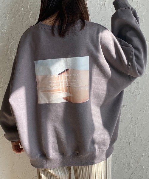 She's Closet(シーズクローゼット)の「裏起毛 ビッグシルエット バックフォトプリント 長袖トレーナー スウェット(スウェット・レディース・モカ/スミクロ/チャコールグレー×パープル/アイボリー・FREE)」の3枚目の写真