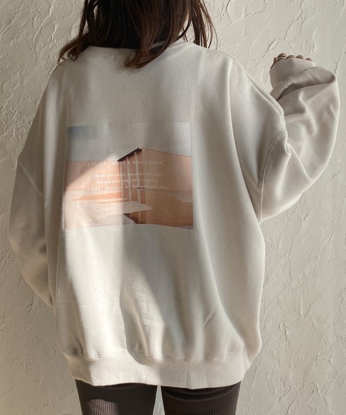 She's Closet(シーズクローゼット)の「裏起毛 ビッグシルエット バックフォトプリント 長袖トレーナー スウェット(スウェット・レディース・モカ/スミクロ/チャコールグレー×パープル/アイボリー・FREE)」の2枚目の写真
