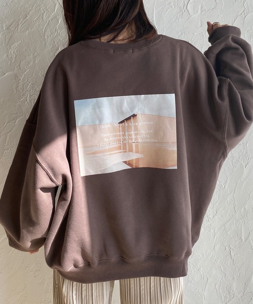 She's Closet(シーズクローゼット)の「裏起毛 ビッグシルエット バックフォトプリント 長袖トレーナー スウェット(スウェット・レディース・モカ/スミクロ/チャコールグレー×パープル/アイボリー・FREE)」の4枚目の写真