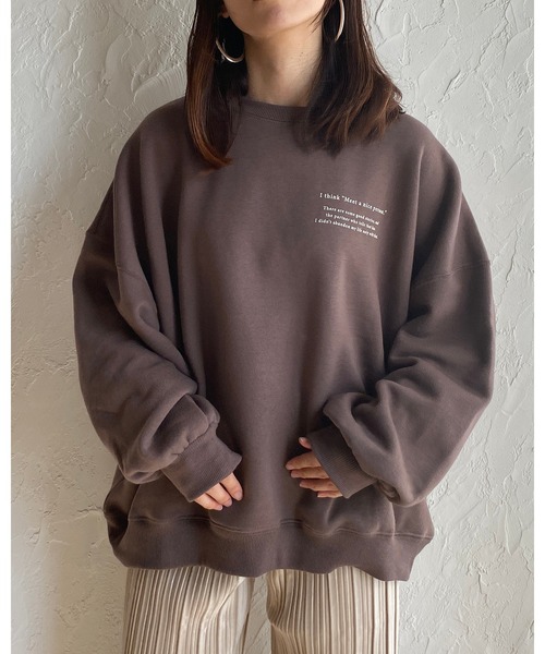She's Closet(シーズクローゼット)の「裏起毛 ビッグシルエット バックフォトプリント 長袖トレーナー スウェット(スウェット・レディース・モカ/スミクロ/チャコールグレー×パープル/アイボリー・FREE)」の5枚目の写真