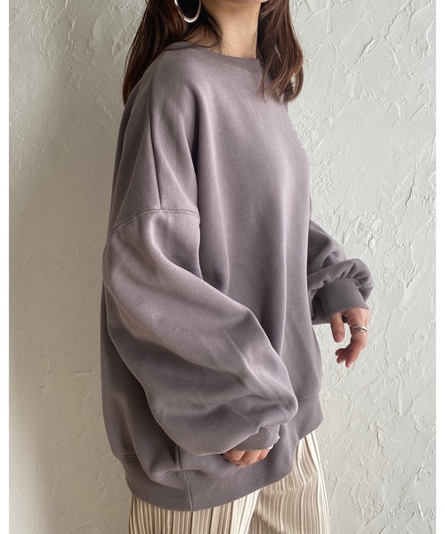 She's Closet(シーズクローゼット)の「裏起毛 ビッグシルエット バックフォトプリント 長袖トレーナー スウェット(スウェット・レディース・モカ/スミクロ/チャコールグレー×パープル/アイボリー・FREE)」の6枚目の写真