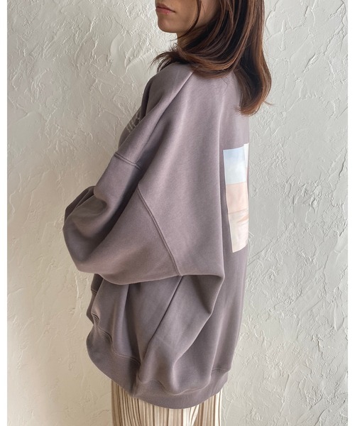 She's Closet(シーズクローゼット)の「裏起毛 ビッグシルエット バックフォトプリント 長袖トレーナー スウェット(スウェット・レディース・モカ/スミクロ/チャコールグレー×パープル/アイボリー・FREE)」の7枚目の写真