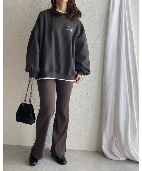 She's Closet(シーズクローゼット)の「裏起毛 ビッグシルエット バックフォトプリント 長袖トレーナー スウェット(スウェット・レディース・モカ/スミクロ/チャコールグレー×パープル/アイボリー・FREE)」の8枚目の写真