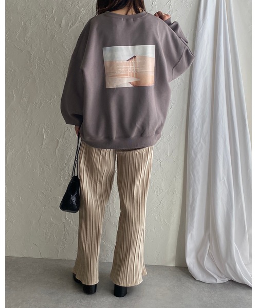 She's Closet(シーズクローゼット)の「裏起毛 ビッグシルエット バックフォトプリント 長袖トレーナー スウェット(スウェット・レディース・モカ/スミクロ/チャコールグレー×パープル/アイボリー・FREE)」の9枚目の写真