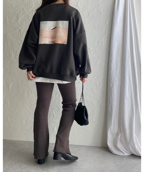 She's Closet(シーズクローゼット)の「裏起毛 ビッグシルエット バックフォトプリント 長袖トレーナー スウェット(スウェット・レディース・モカ/スミクロ/チャコールグレー×パープル/アイボリー・FREE)」の10枚目の写真