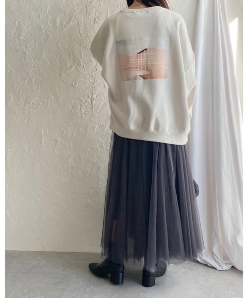She's Closet(シーズクローゼット)の「裏起毛 ビッグシルエット バックフォトプリント 長袖トレーナー スウェット(スウェット・レディース・モカ/スミクロ/チャコールグレー×パープル/アイボリー・FREE)」の11枚目の写真