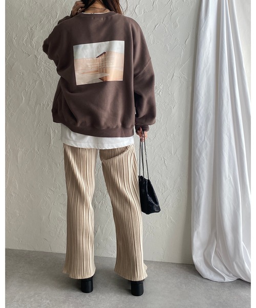 She's Closet(シーズクローゼット)の「裏起毛 ビッグシルエット バックフォトプリント 長袖トレーナー スウェット(スウェット・レディース・モカ/スミクロ/チャコールグレー×パープル/アイボリー・FREE)」の12枚目の写真