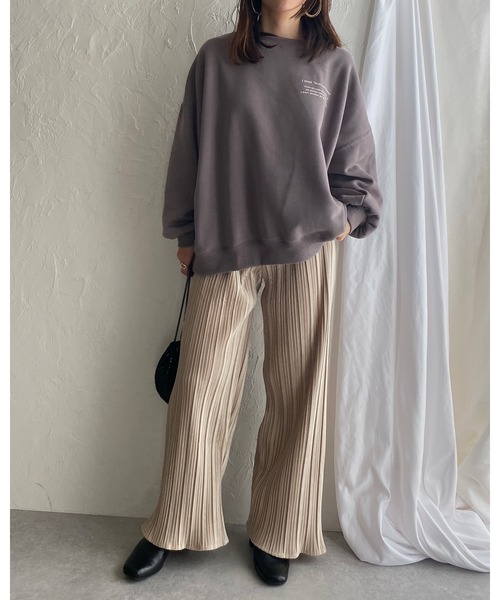 She's Closet(シーズクローゼット)の「裏起毛 ビッグシルエット バックフォトプリント 長袖トレーナー スウェット(スウェット・レディース・モカ/スミクロ/チャコールグレー×パープル/アイボリー・FREE)」の13枚目の写真